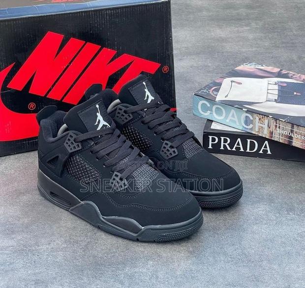 Air Jordan 4 Black Cat Available · Photo 3