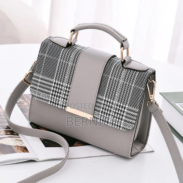 Versatile Multicolor Stylish Handbag for Every Occasion photo 5