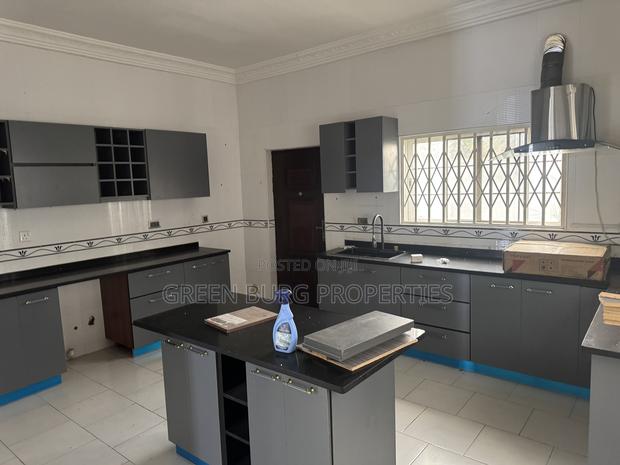 4bdrm Townhouse / Terrace in Cantonments for rent photo 4