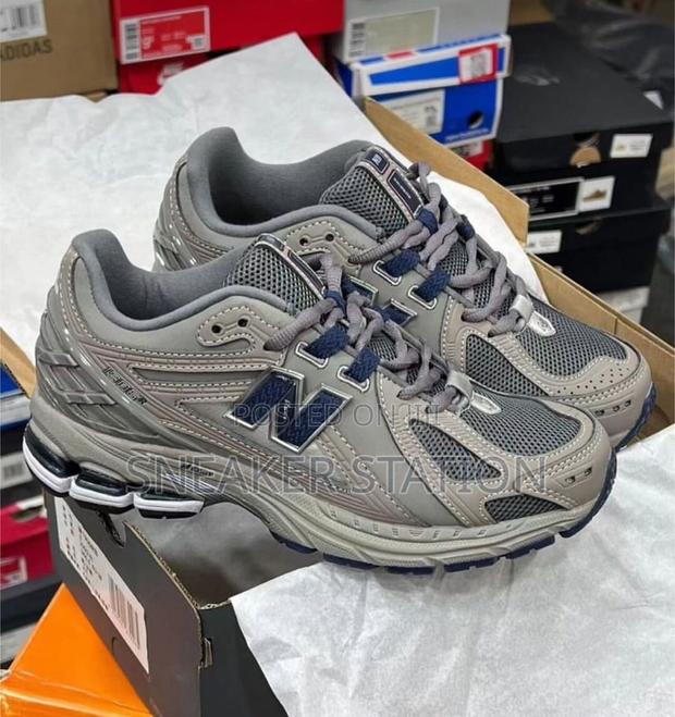 New Balance 1906r Grey Available · Photo 3