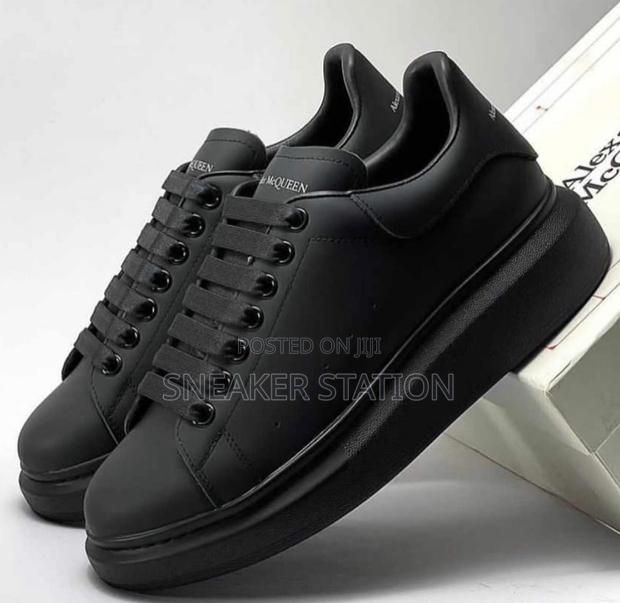 Alexander McQueen All Black Sneaker · Photo 4