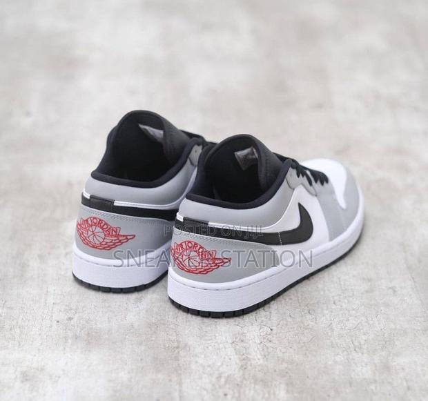 Air Jordan 1 Low Light Smoke Grey · Photo 4