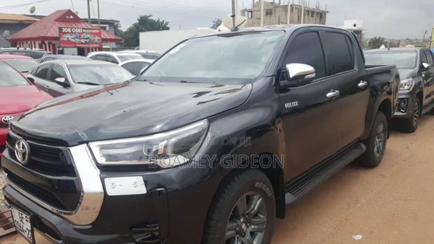 Toyota Hilux 2022 Black photo 2