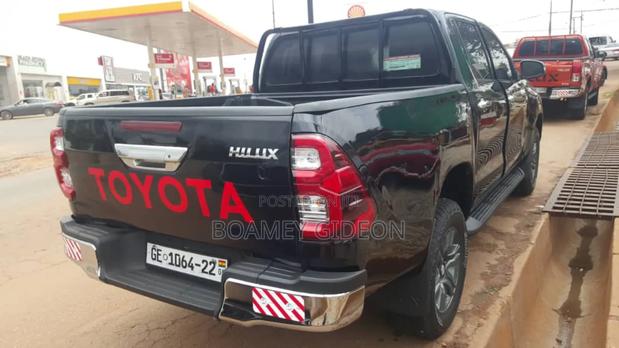 Toyota Hilux 2022 Black photo 3