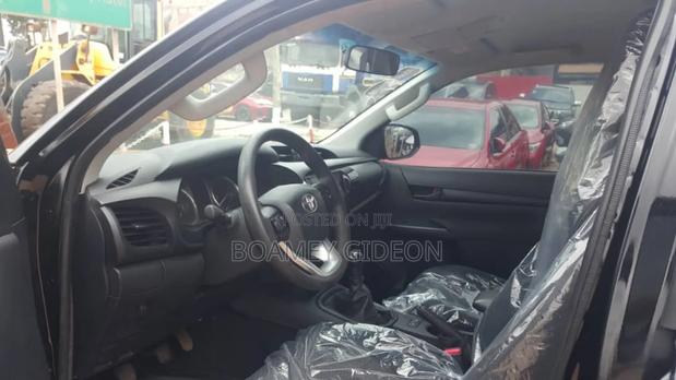 Toyota Hilux 2022 Black photo 4