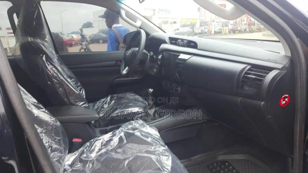 Toyota Hilux 2022 Black photo 5
