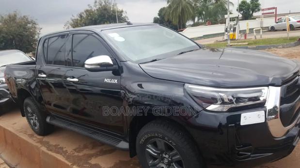 Toyota Hilux 2022 Black photo 6