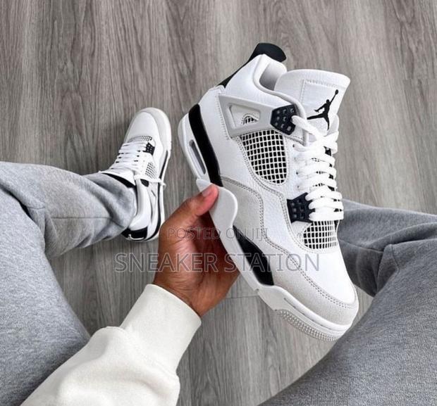 Air Jordan Retro 4 Military Black · Photo 3