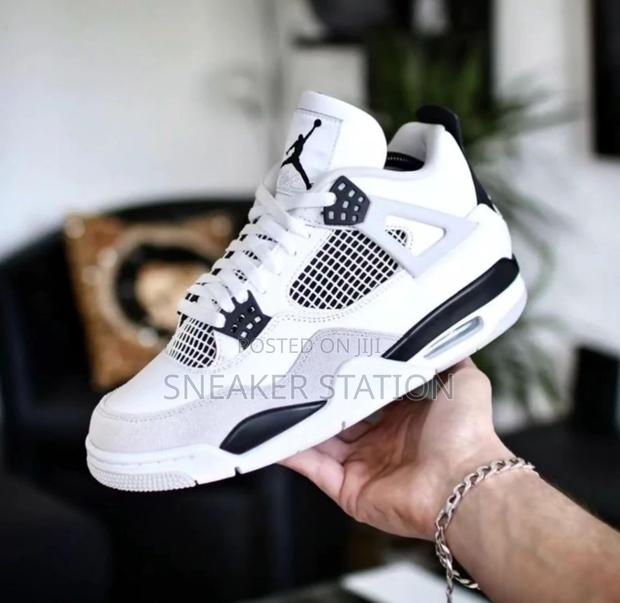 Air Jordan Retro 4 Military Black · Photo 4