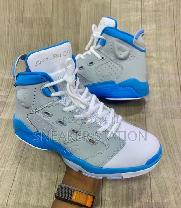 Air Jordan Retro 6 University Blue · Photo 3