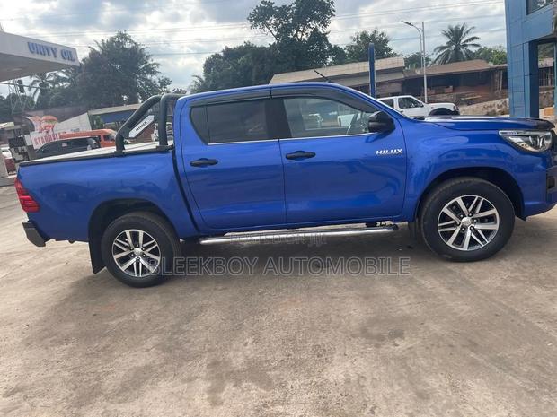 Toyota Hilux 2021 Blue photo 2
