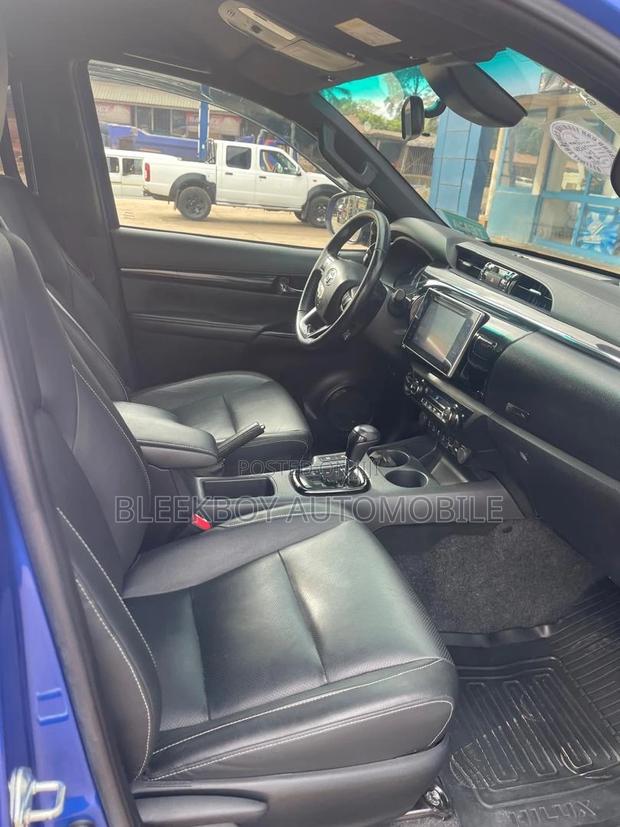 Toyota Hilux 2021 Blue photo 6