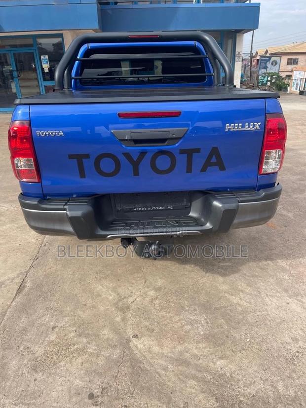 Toyota Hilux 2021 Blue photo 3