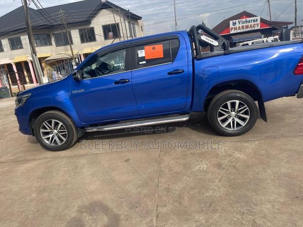 Toyota Hilux 2021 Blue photo 4