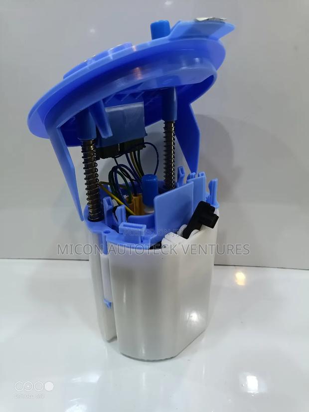 Mercedes Benz 218 Fuel Pump photo 2
