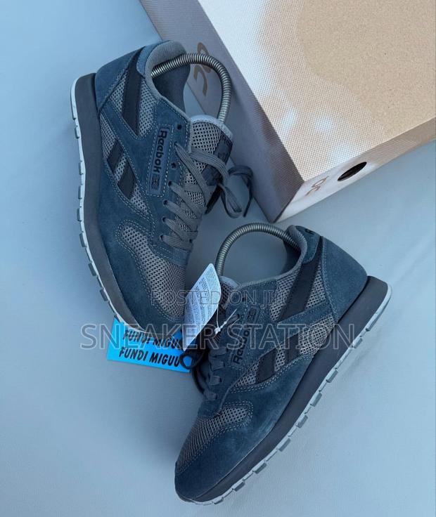 Reebok Classic Sneaker Available · Photo 3