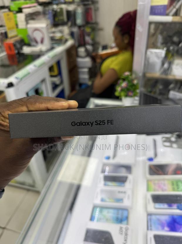 New Samsung Galaxy S25 FE 256 GB Blue · Photo 1