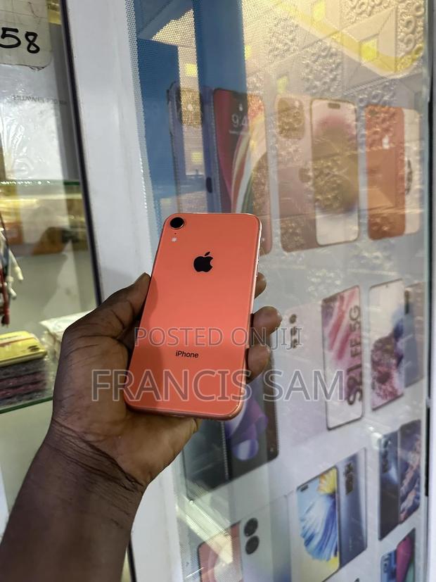 Apple iPhone XR 64 GB Orange · Photo 1