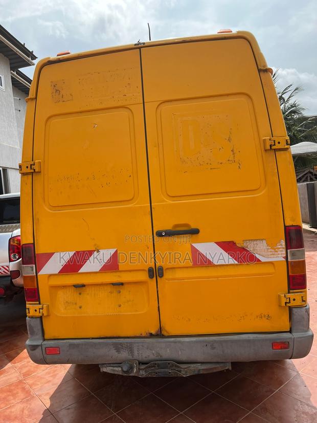 Mercedes-Benz Sprinter 2009 Yellow photo 2