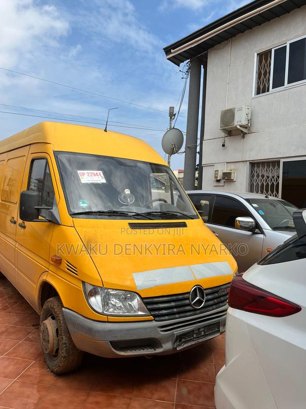 Mercedes-Benz Sprinter 2009 Yellow