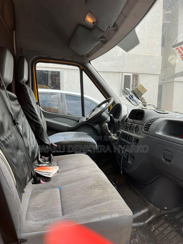 Mercedes-Benz Sprinter 2009 Yellow photo 3