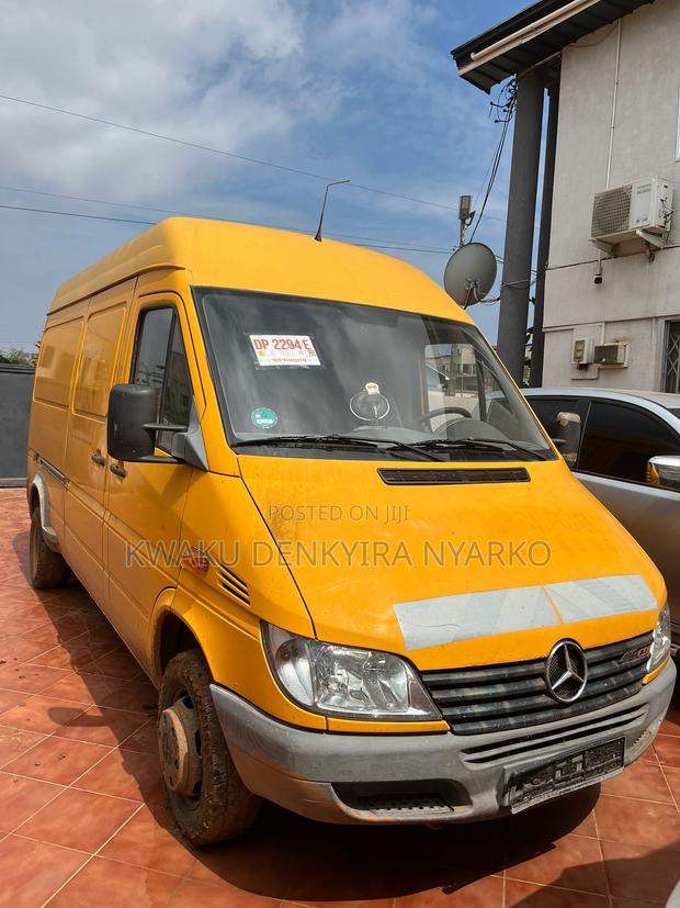 Mercedes-Benz Sprinter 2009 Yellow photo 4