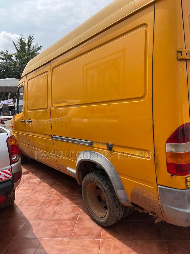 Mercedes-Benz Sprinter 2009 Yellow photo 5