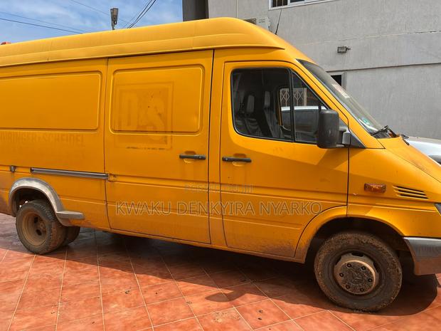 Mercedes-Benz Sprinter 2009 Yellow photo 6