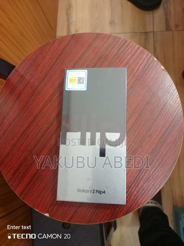 New Samsung Galaxy Z Flip4 256 GB Black · Photo 2