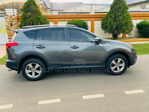 Toyota RAV4 XLE AWD (2.5L 4cyl 6A) 2016 Silver photo 3