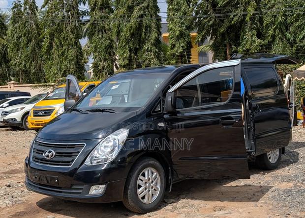 Hyundai Starex 2017 Black photo 2