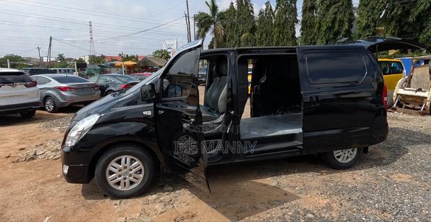 Hyundai Starex 2017 Black photo 5
