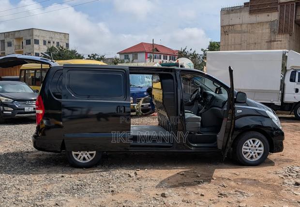 Hyundai Starex 2017 Black photo 6