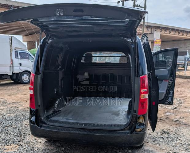 Hyundai Starex 2017 Black photo 8