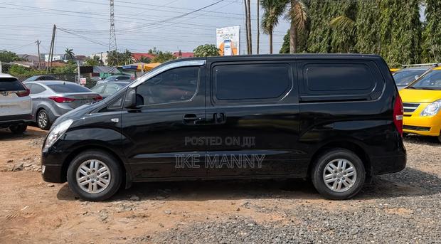 Hyundai Starex 2017 Black photo 10