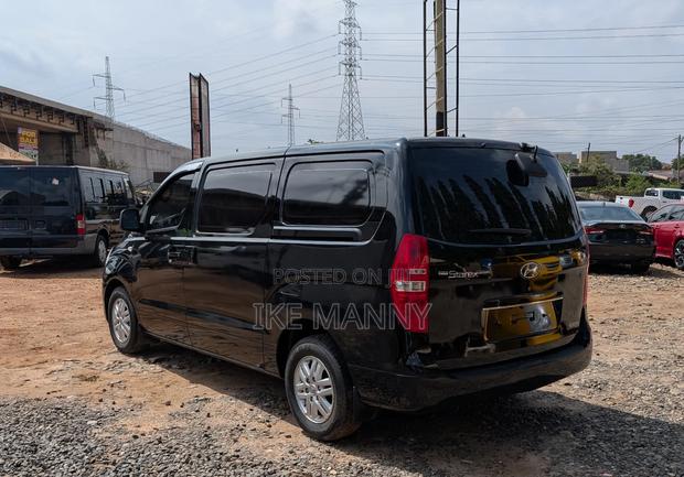 Hyundai Starex 2017 Black photo 11
