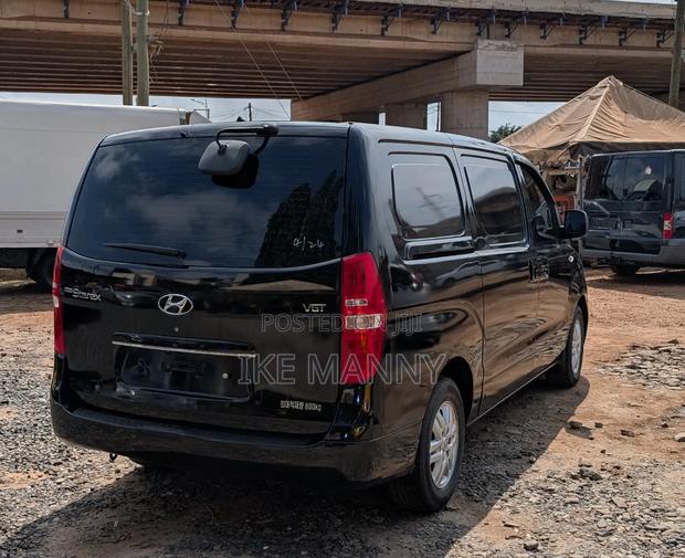 Hyundai Starex 2017 Black photo 12