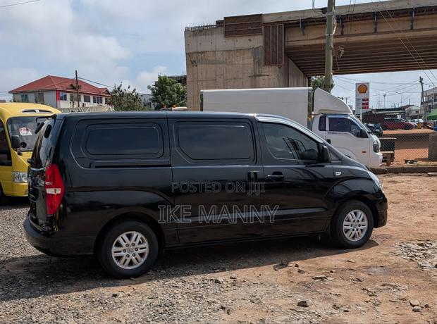 Hyundai Starex 2017 Black photo 13