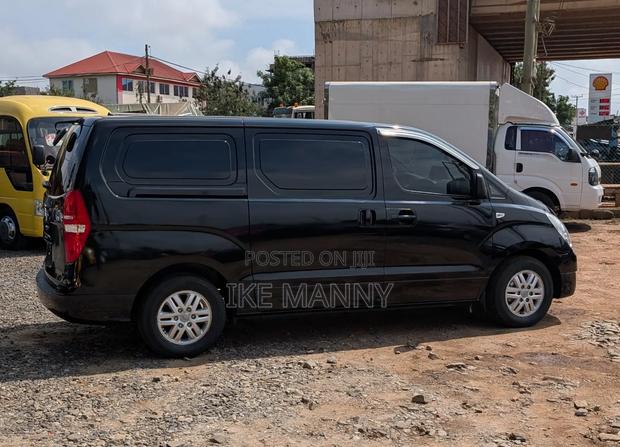 Hyundai Starex 2017 Black photo 14
