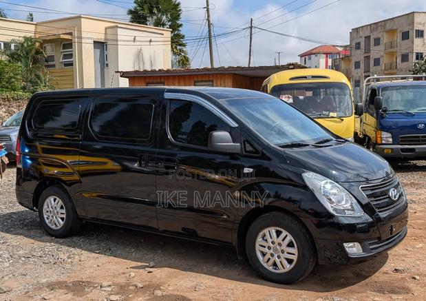 Hyundai Starex 2017 Black photo 15