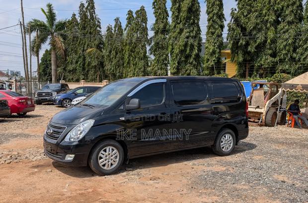 Hyundai Starex 2017 Black photo 17