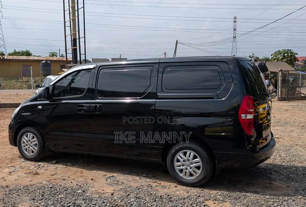 Hyundai Starex 2017 Black photo 18