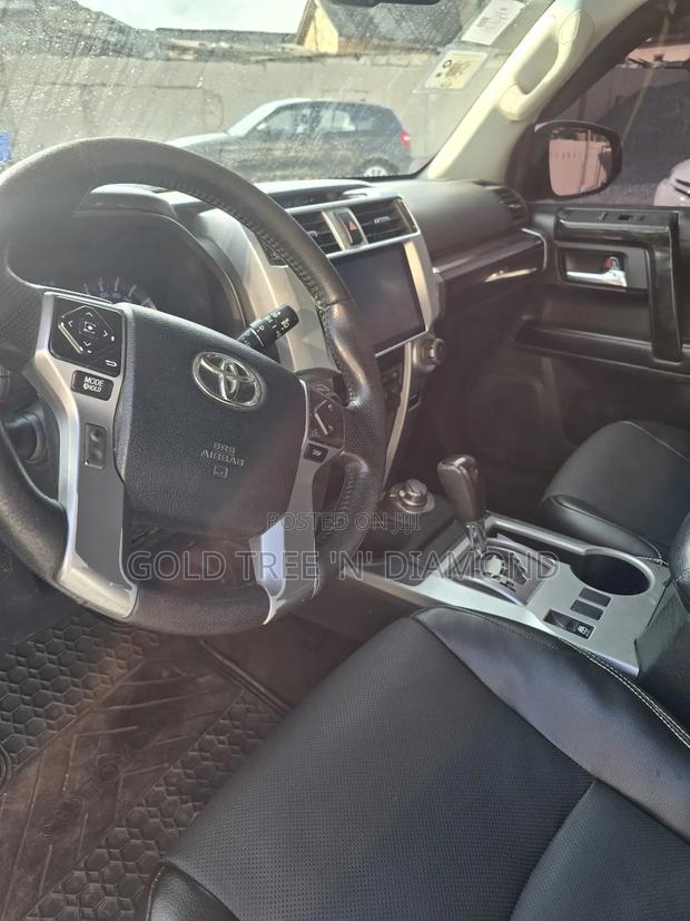 Toyota 4-Runner Limited 4dr 4x4 (4.0L 6cyl 5A) 2017 White photo 2