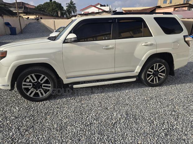 Toyota 4-Runner Limited 4dr 4x4 (4.0L 6cyl 5A) 2017 White photo 3