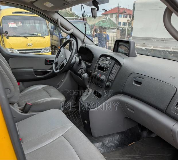 Hyundai Starex 2014 Yellow photo 3