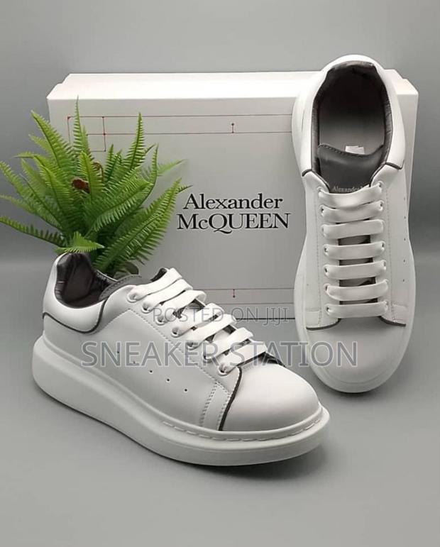 Alexander Mcqueen All White Sneaker · Photo 3
