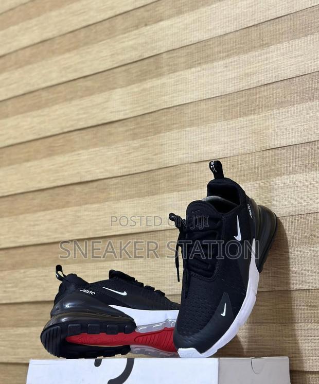 Nike Air Max 270 Black/White · Photo 3