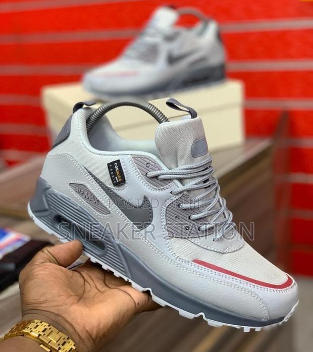 Nike Air Max 90 Grey Sneaker · Photo 3