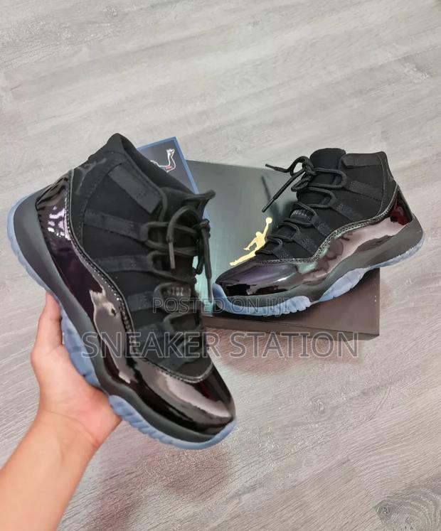 Air Jordan Retro 11 All Black · Photo 3