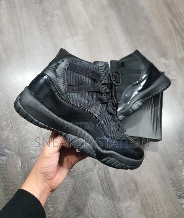 Air Jordan Retro 11 All Black · Photo 4